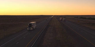 图片:黎明时分，卡车和汽车在繁忙的公路上行驶