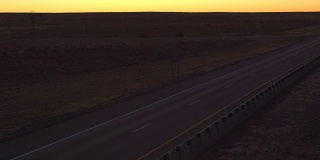 航拍图:黎明时分，卡车货运和汽车在公路上行驶