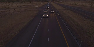 航拍:黄昏时分，公路上货运卡车和汽车的交通