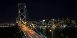 海湾大桥和旧金山市中心的夜晚时光