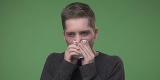 年轻人咳嗽感冒，他用手帕擦鼻涕，色度键绿屏背景