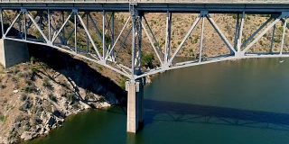 一座跨越水库的金属桥的特写