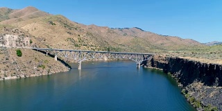 在爱达荷州的一个水库绊倒，并到达一座金属框架桥