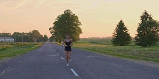 年轻的跑步者穿着运动服在马路上跑着