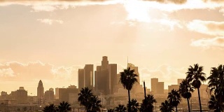 洛杉矶市中心的黄金时间与云彩和棕榈树