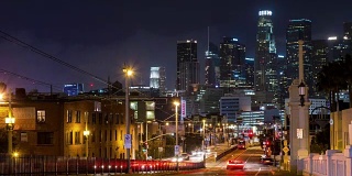 洛杉矶市中心第一街大桥和黄金线夜时光