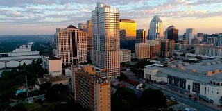 日出从灿烂多彩的显示无人机看市中心天际线城市景观的首都奥斯汀德克萨斯州日出戏剧性多彩的早晨