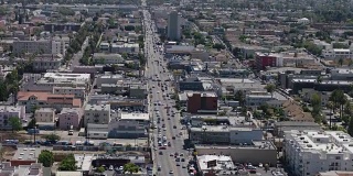 从穆赫兰道看到的洛杉矶全景。洛杉矶的城市景观与高速公路上的交通
