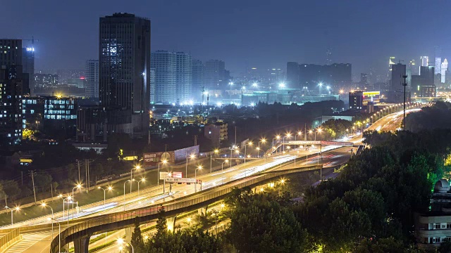 夜晚城市中繁忙的立交交通的时间流逝