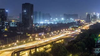 夜晚城市中繁忙的立交交通的时间流逝视频素材模板下载