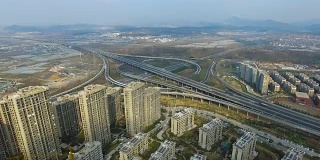 高架高速公路交通鸟瞰图在交叉口城市郊区，中国