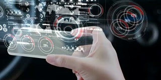 近距离拍摄的手的女人使用透明玻璃智能手机在汽车未来的网络技术概念