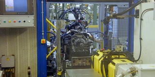 在汽车工厂生产线上对汽车发动机进行质量控制