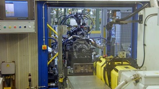 在汽车工厂生产线上对汽车发动机进行质量控制视频素材模板下载