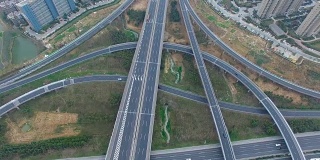高架高速公路交通鸟瞰图在交叉口城市郊区，中国