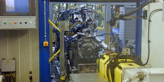 在汽车工厂的生产线上检查汽车发动机