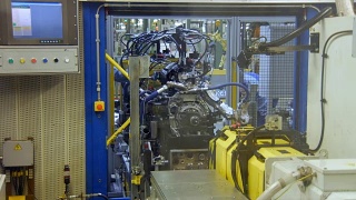 在汽车工厂的生产线上检查汽车发动机视频素材模板下载