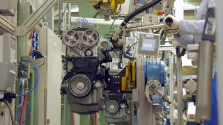 汽车生产车间的工人正在拧紧汽车发动机的螺栓视频素材模板下载