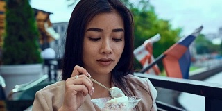 可爱和美丽的亚洲女人与冰淇淋