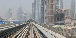 迪拜摩天大楼市中心谢赫扎耶德路附近的地铁。阿联酋旅游旅游业务，时光流逝