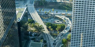 洛杉矶市中心从屋顶空中高速公路日时光流逝
