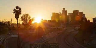 洛杉矶市中心和高速公路白天到晚上日落时间