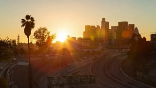 洛杉矶市中心和高速公路白天到晚上日落时间视频素材模板下载