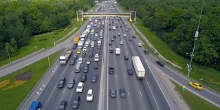 交通堵塞的概念。从岔路上进入高速公路的汽车。