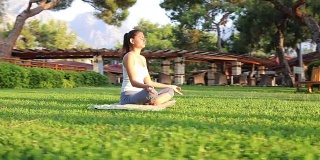 早上在公园里冥想，女人练习瑜伽
