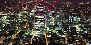 伦敦金融区夜间的高架景