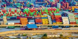 数千个大型集装箱在一个大型货港内查看，时间流逝。