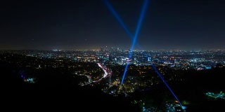 洛杉矶和好莱坞碗灯光光束夜晚时光流逝