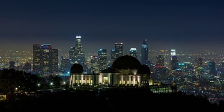 洛杉矶市中心的天际线和格里菲斯天文台的夜晚时光