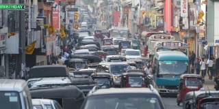 斯里兰卡康提- 2017年2月11日:亚洲交通。背景是熙熙攘攘的大城市，车水马龙。近距离