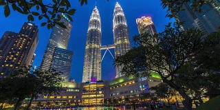 吉隆坡日落时光流逝，双子塔可见。