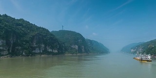 时间流逝在中国长江上的小船上