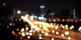 散焦的夜间交通灯