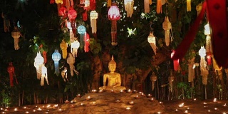 泰国清迈，僧人点燃蜡烛为佛祖祈福