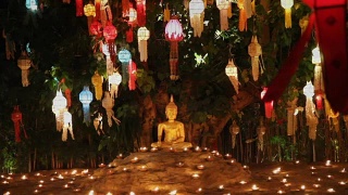 泰国清迈，僧人点燃蜡烛为佛祖祈福视频素材模板下载