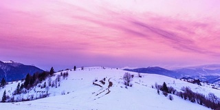 山峰上的雪被风吹走了。冬天的风景。天很冷，下着雪。