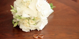 婚礼花束和结婚戒指摆在桌上