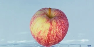 一个苹果掉进水里的慢镜头。