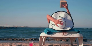 女孩躺在沙滩上看书