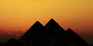 间隔拍摄。日出金字塔。吉萨埃及。