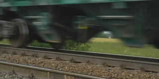 货运列车在轨道上行驶。