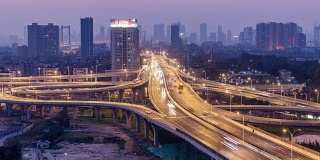 时间流逝的立交桥从白天到夜晚，中国武汉市