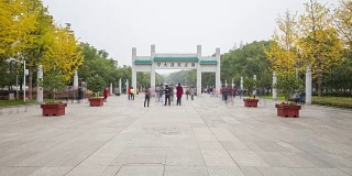 武汉——2015年9月:武汉大学校门时光流逝
