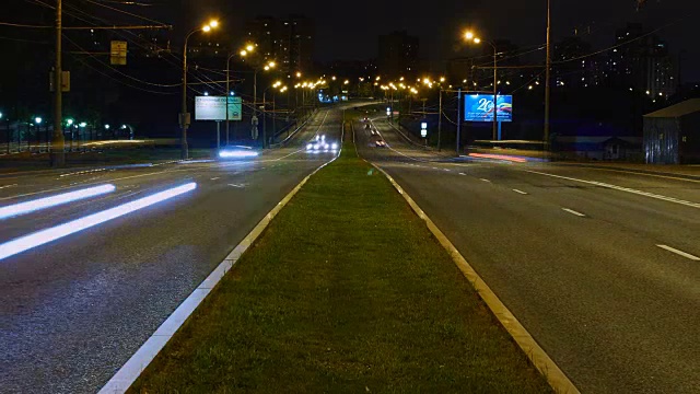 在城市街道上的汽车交通在夜晚的时间流逝视频