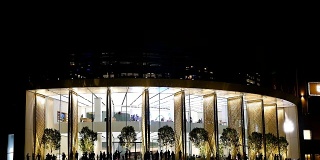 在迪拜购物中心最大的露台上，人们可以看到哈利法塔和迪拜喷泉的夜景