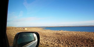 从车里看POV的观点。美丽的冰岛海洋景观